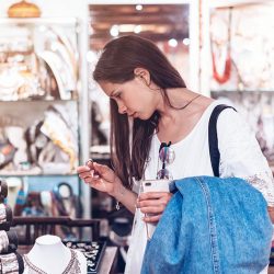 girl-chooses-jewelry-in-a-jewelry-store-6RD3KA4.jpg Test 2